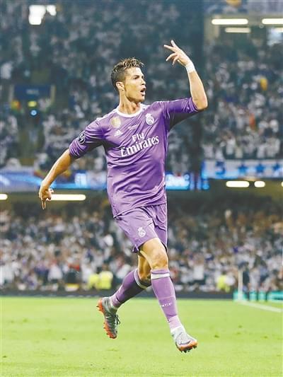 英超战报：利物浦2-1逆转热刺,（英超焦点战：利物浦2-1上演逆转击败热刺）