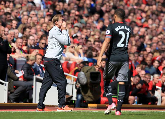 篮球湖人锁定比赛胜局，球迷狂喜（湖人提前奠定胜势，球迷欢腾）