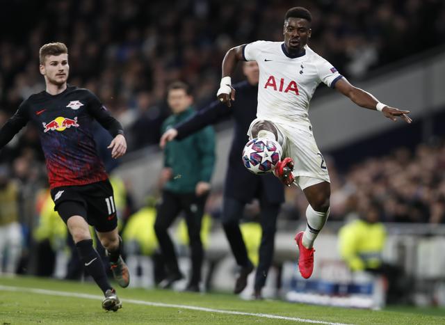 女生打高尔夫打中野鸭，鸭在湖中走，高尔夫从天上来（女子打高尔夫误中野鸭，鸭子湖中漫步，球从天而降）