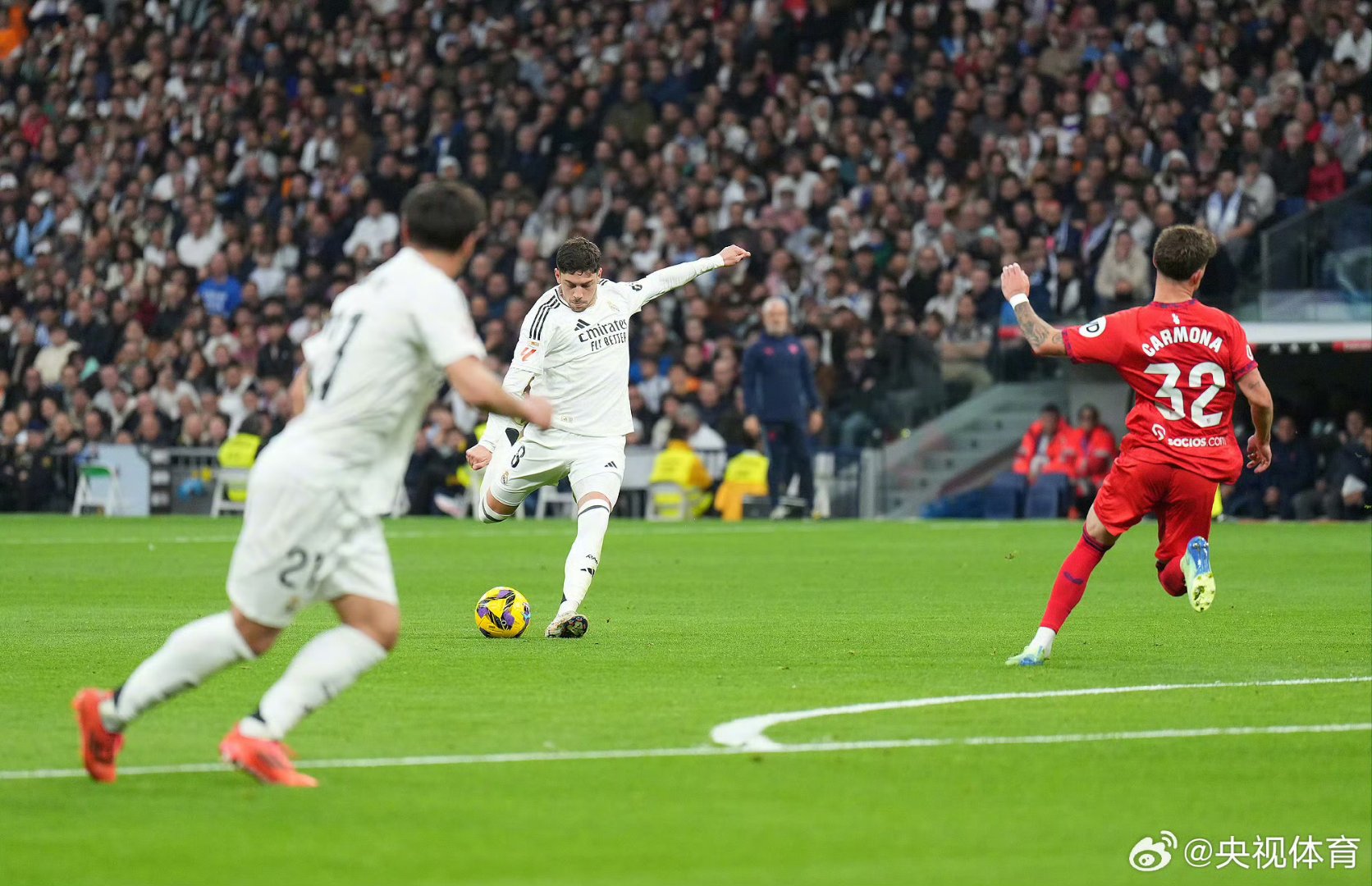 弗兰克：中国非常自由和安全，商品非常便宜，菜味道出奇地好（弗兰克称中国自由安全、物价低廉，菜肴格外美味）