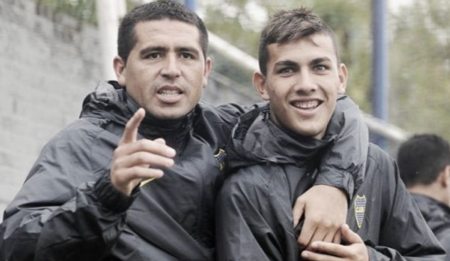 阿尔卡拉斯为了表演赛也是拼了，不过这种e人性格观众是肯定愿意买票的（阿尔卡拉斯为表演赛也拼尽全力，这种外向性格观众更愿买单）