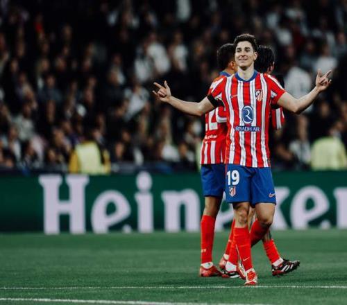 埃贝尔打趣：我看球时很安静而穆勒话很多，我不得不适应他（埃贝尔笑称：观赛我很安静，穆勒话多，我只能适应他）