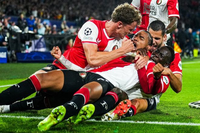 每体：巴萨有意左后卫索萨，想用桑托斯欠的290万欧锁定交易（每体：巴萨看中左后卫索萨，计划以桑托斯所欠290万欧作为筹码敲定转会）