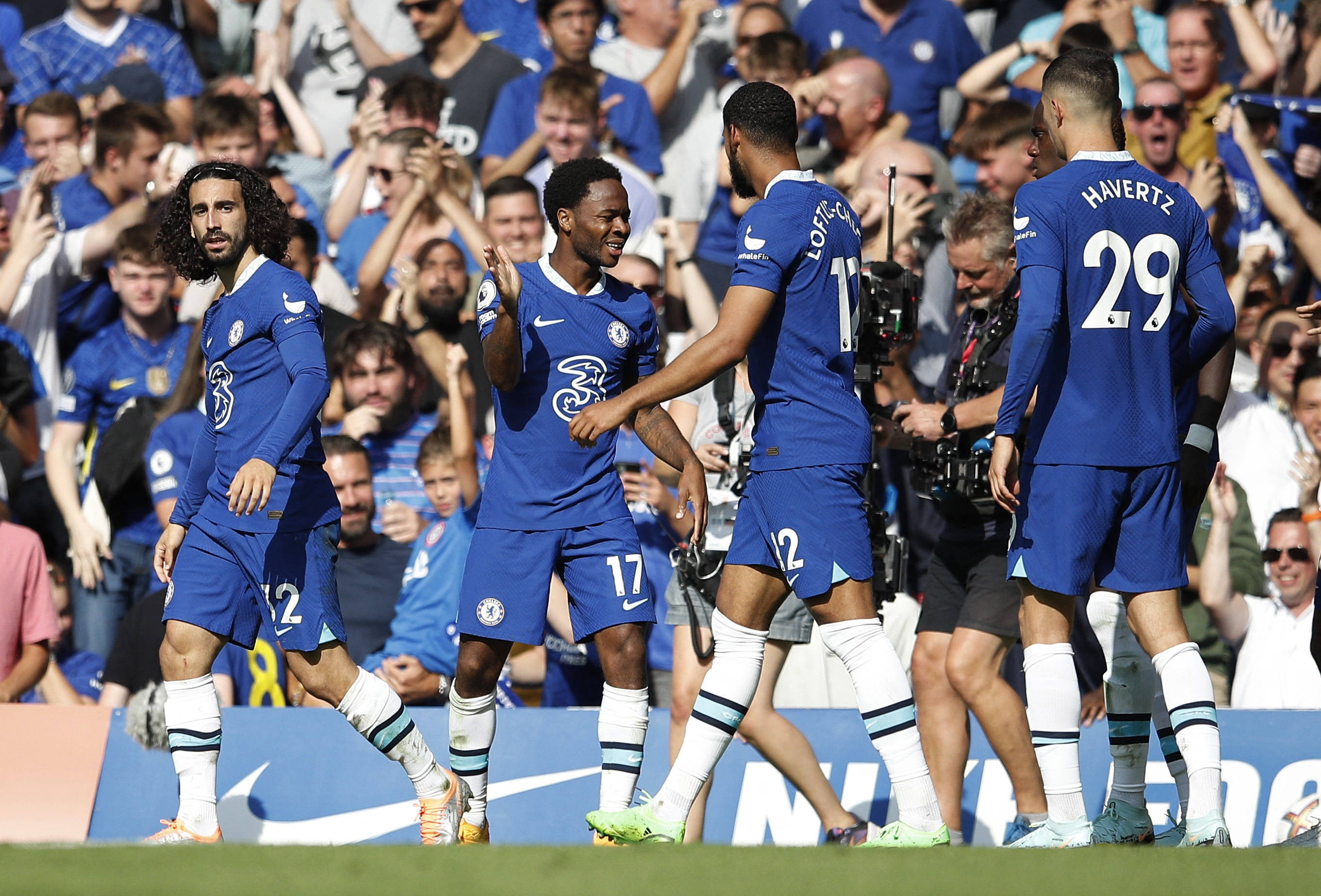 东契奇：斯玛特给替补席带来了能量，他说啥我们都会听（东契奇称斯玛特点燃替补席：他开口，全队都听）